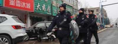 雨雪来袭不退岗 巡逻民警守平安