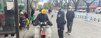 双城分局人民广场警务站为迷路老人指引方向