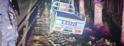 车辆误入沟渠 民警助其回家