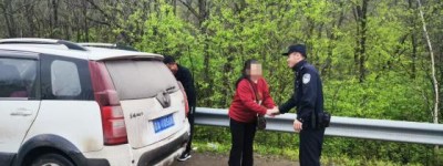 燃油耗尽车抛锚 通河公安及时救助暖人心