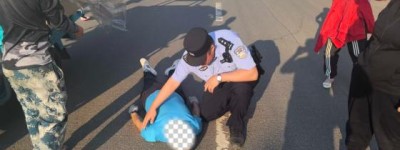 男子病倒路边，巡逻民警及时救助！