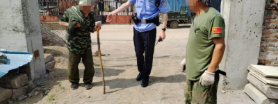 醉酒老人“不知归路” 民警暖心护送回家