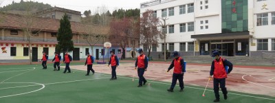 “硬核突击队”两当消防主动为学校进行防疫消杀