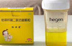 过度喂养易发生消化不良，采用饮食调整与妈咪爱来纠正