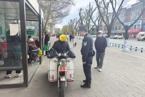 双城分局人民广场警务站为迷路老人指引方向