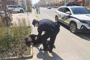 有“警”无险！老人街头摔倒，民警全程护送就医