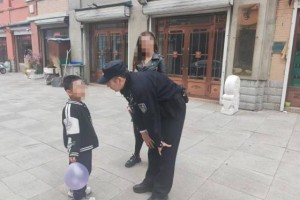小孩街头不慎迷路 民警贴心护送回家