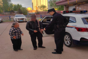 老人迷路街头 警民暖心相助