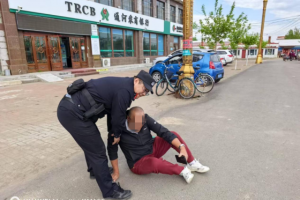 老人摔倒路边 民警“闪现”及时救助