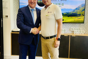 重磅握手！飞熊领鲜董事长李祥受邀参加新西兰红肉原产地品牌全新发布仪式，荣获新西兰总理亲授战略合作渠道商