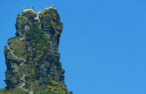 中国号称“最牛”的寺庙，建在百丈高的悬崖上，香客络绎不绝